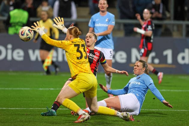 Fussball - 1. BL Frauen - Eintracht Frankfurt - SC Freiburg - 23.02.26, 1:0 durch Laura Freigang (Frankfurt), Ingibjörg Sigurdardottir und Torhüterin Rebecca Adamczyk (Freiburg), kommen zu spät, -