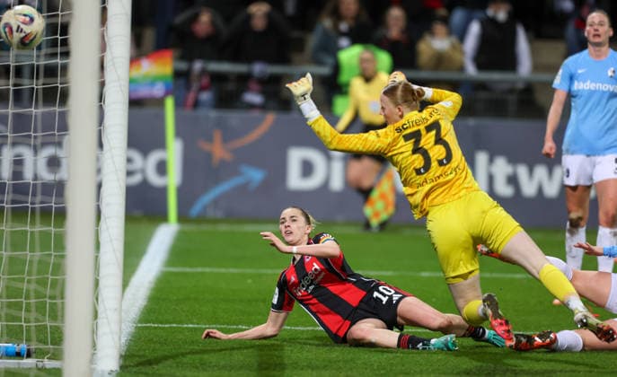 Fussball - 1. BL Frauen - Eintracht Frankfurt - SC Freiburg - 23.02.26, 1:0 durch Laura Freigang (Frankfurt), Ingibjörg Sigurdardottir und Torhüterin Rebecca Adamczyk (Freiburg), kommen zu spät, - *** Soccer 1 BL Women Eintracht Frankfurt SC Freiburg 23 02 26, 1 0 by Laura Freigang Frankfurt , Ingibjörg Sigurdardottir and goalkeeper Rebecca Adamczyk Freiburg , arrive late,
