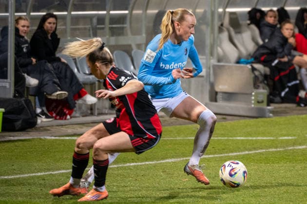 Deutschland: Fussball Google Pixel Frauen-Bundesliga 2025 2026 - Eintracht Frankfurt vs SC Freiburg - 19. Spieltag - Am Brentanobad-Stadion (Frankfurt): am Ball Tessa Blumenberg (SC Freiburg,7) Copyright: xOrhanxHabashx