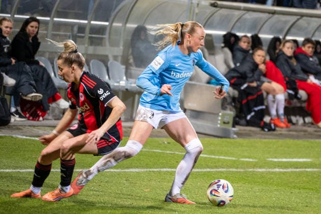 Deutschland: Fussball Google Pixel Frauen-Bundesliga 2025 2026 - Eintracht Frankfurt vs SC Freiburg - 19. Spieltag - Am Brentanobad-Stadion (Frankfurt): am Ball Tessa Blumenberg (SC Freiburg,7) Copyright: xOrhanxHabashx