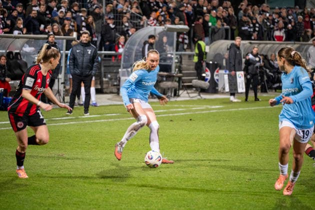 Deutschland: Fussball Google Pixel Frauen-Bundesliga 2025 2026 - Eintracht Frankfurt vs SC Freiburg - 19. Spieltag - Am Brentanobad-Stadion (Frankfurt): am Ball Tessa Blumenberg (SC Freiburg,7) Copyright: xOrhanxHabashx