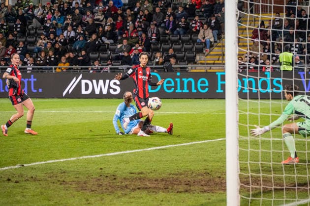 Deutschland: Fussball Google Pixel Frauen-Bundesliga 2025 2026 - Eintracht Frankfurt vs SC Freiburg - 19. Spieltag - Am Brentanobad-Stadion (Frankfurt): verpasste Tor Selina Vobian (SC Freiburg,10) Lina Altenburg (Eintracht Frankfurt,12) Copyright: xOrhanxHabashx