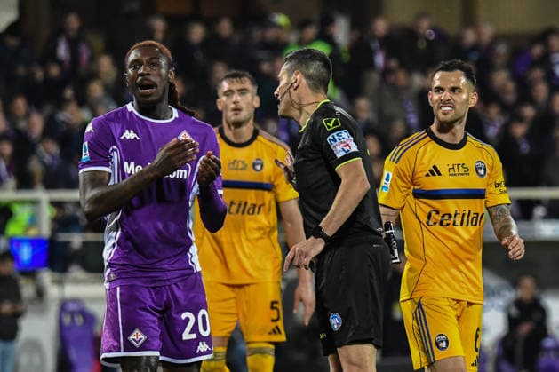 CALCIO - Serie A - ACF Fiorentina vs Pisa SC Bioty Moise Kean (Fiorentina) talks with Referee Maurizio Mariani during ACF Fiorentina vs Pisa SC, Italian soccer Serie A match in Florence, Italy, February 23 2026 Florence Italy  Copyright: xIPAxSport ABACAx