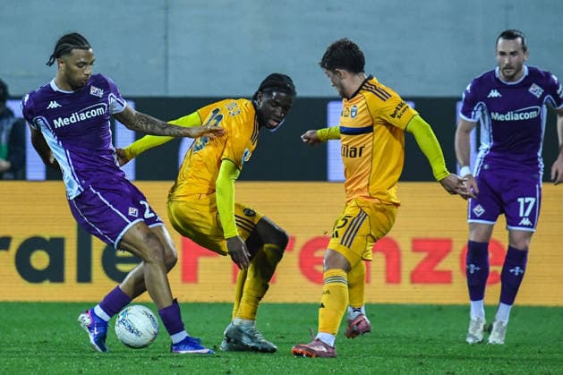 CALCIO - Serie A - ACF Fiorentina vs Pisa SC Cher Ndour (Fiorentina) fights for the ball against Samuel Iling-Junior (Pisa) during ACF Fiorentina vs Pisa SC, Italian soccer Serie A match in Florence, Italy, February 23 2026 Florence Italy  Copyright: xIPAxSport ABACAx
