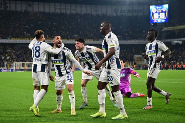 Fenerbahce v Kasimpasa - Turkish Super Lig ISTANBUL, TURKIYE - FEBRUARY 23: Players of Kasimpasa celebrate a goal during the Turkish Super Lig Week 23 match between Fenerbahce and Kasimpasa at Chobani Stadium in Istanbul, Turkiye on February 23, 2026. Serhat Cagdas Anadolu Istanbul Turkey. Editorial use only. Please get in touch for any other usage.  Copyright: x2026xAnadoluxSerhatxCagdasx