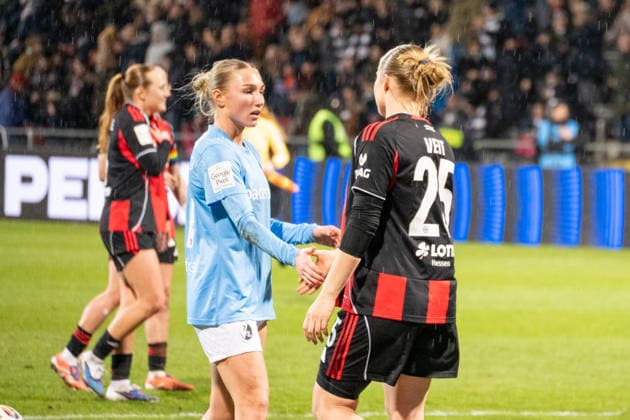 Deutschland: Fussball Google Pixel Frauen-Bundesliga 2025 2026 - Eintracht Frankfurt vs SC Freiburg - 19. Spieltag - Am Brentanobad-Stadion (Frankfurt): nach dem Spiel Sophie Nachtigall (SC Freiburg,27) Jella Veit (Eintracht Frankfurt,25) Copyright: xOrhanxHabashx