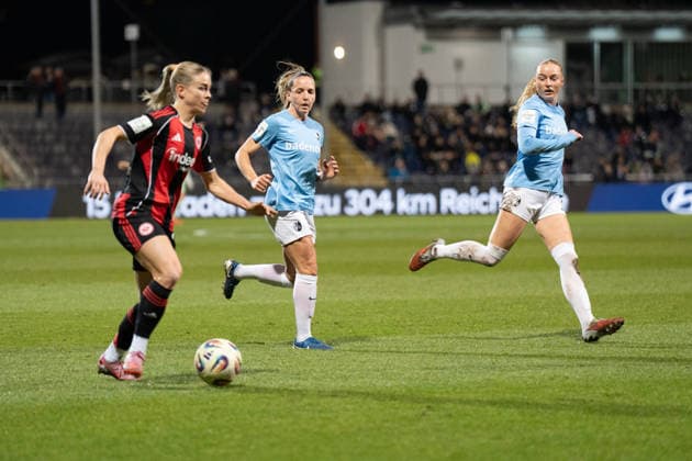 23.02.2026, xhfmx, Fussball Google Pixel Frauen-Bundesliga, Eintracht Frankfurt - SC Freiburg v.l. Nadine Riesen (Eintracht Frankfurt Frauen) , Lisa Karl (SC Freiburg Frauen) , Tessa Blumenberg (SC Freiburg Frauen) (DFL DFB REGULATIONS PROHIBIT ANY USE OF PHOTOGRAPHS as IMAGE SEQUENCES and or QUASI-VIDEO) Frankfurt am Main