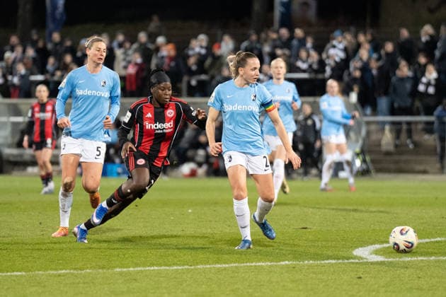 23.02.2026, xhfmx, Fussball Google Pixel Frauen-Bundesliga, Eintracht Frankfurt - SC Freiburg v.l. Julia Stierli (SC Freiburg Frauen) , Nicole Anyomi (Eintracht Frankfurt Frauen) , Lisa Karl (SC Freiburg Frauen) (DFL DFB REGULATIONS PROHIBIT ANY USE OF PHOTOGRAPHS as IMAGE SEQUENCES and or QUASI-VIDEO) Frankfurt am Main