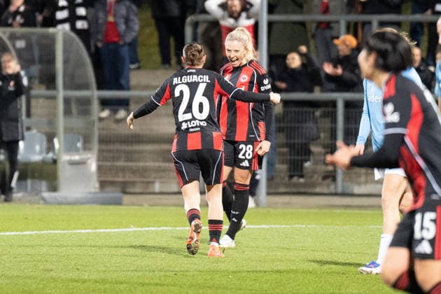 23.02.2026, xhfmx, Fussball Google Pixel Frauen-Bundesliga, Eintracht Frankfurt - SC Freiburg v.l. Ainhoa Alguacil (Eintracht Frankfurt Frauen) , Rebecka Blomqvist (Eintracht Frankfurt Frauen) bejubeln das Tor zum 3:0 durch Rebecka Blomqvist (Eintracht Frankfurt Frauen). Tor, Goal, Jubel, Celebration (DFL DFB REGULATIONS PROHIBIT ANY USE OF PHOTOGRAPHS as IMAGE SEQUENCES and or QUASI-VIDEO) Frankfurt am Main