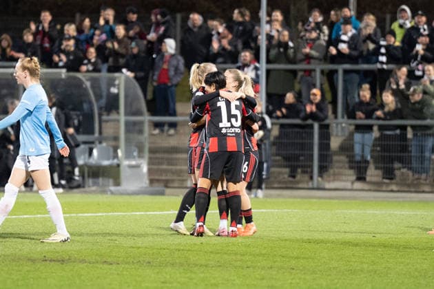 23.02.2026, xhfmx, Fussball Google Pixel Frauen-Bundesliga, Eintracht Frankfurt - SC Freiburg v.l. Ainhoa Alguacil (Eintracht Frankfurt Frauen) , Rebecka Blomqvist (Eintracht Frankfurt Frauen) bejubeln das Tor zum 3:0 durch Rebecka Blomqvist (Eintracht Frankfurt Frauen). Tor, Goal, Jubel, Celebration (DFL DFB REGULATIONS PROHIBIT ANY USE OF PHOTOGRAPHS as IMAGE SEQUENCES and or QUASI-VIDEO) Frankfurt am Main