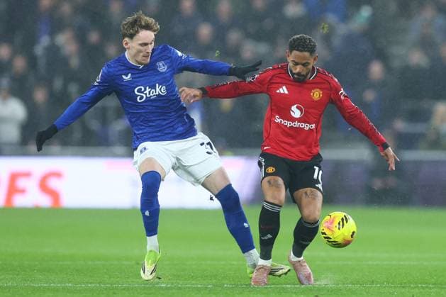 James Garner of Everton and Matheus Cunha of Manchester United, ManU Everton v Manchester United, Premier League, Football, Hill Dickinson Stadium, Liverpool, UK - 23 Feb 2026Liverpool Hill Dickinson Stadium United Kingdom EDITORIAL USE ONLY No use with unauthorised audio, video, data, fixture lists, club league logos or live services. Online in-match use limited to 120 images, no video emulation. No use in betting, games or single club league player publications. Copyright: xPaulxCurrie Shutterstockx 16692802aj