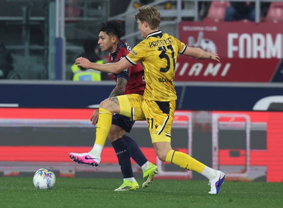 Bologna™s Santiago Castro fight for the ball with Udinese™s Thomas Kristensen during the Serie A soccer match between Bologna and Udinese at the Renato Dall™Ara Stadium in Bologna -Monday, February 23, 2026. - Soccer .  Copyright: xGiannixSantandrea LaPressex