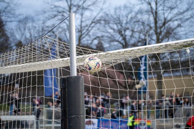 Deutschland: Fussball Google Pixel Frauen-Bundesliga 2025 2026 - Eintracht Frankfurt vs SC Freiburg - 19. Spieltag - Am Brentanobad-Stadion (Frankfurt): Der Ball blieb oben im Netz über dem Tor Copyright: xOrhanxHabashx