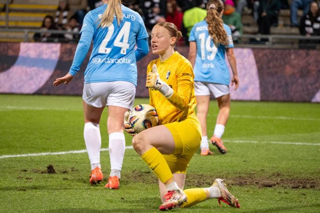 Deutschland: Fussball Google Pixel Frauen-Bundesliga 2025 2026 - Eintracht Frankfurt vs SC Freiburg - 19. Spieltag - Am Brentanobad-Stadion (Frankfurt): am Ball Rebecca Adamczyk (SC Freiburg, 33) Copyright: xOrhanxHabashx
