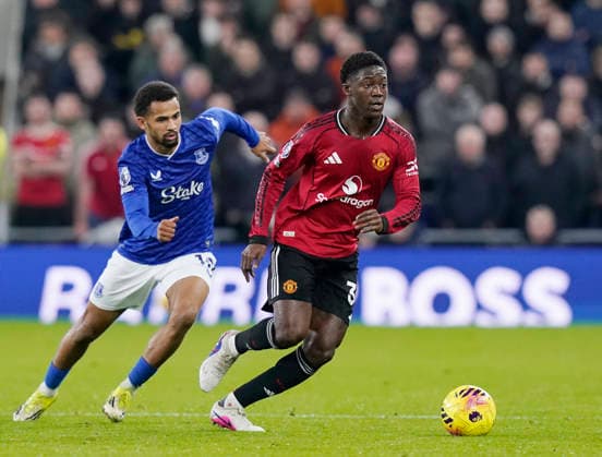 Liverpool, England, 23rd February 2026. Iliman Ndiaye of Everton (l) tussles with Kobbie Mainoo of Manchester United, ManU (r) during the Everton vs Manchester United Premier League match at Hill Dickinson Stadium, Liverpool. Picture credit should read: Andrew Yates Sportimage EDITORIAL USE ONLY. No use with unauthorised audio, video, data, fixture lists, club league logos or live services. Online in-match use limited to 120 images, no video emulation. No use in betting, games or single club league player publications. SPI_026_AY_Everton_Man_Utd SPI-4547-0026