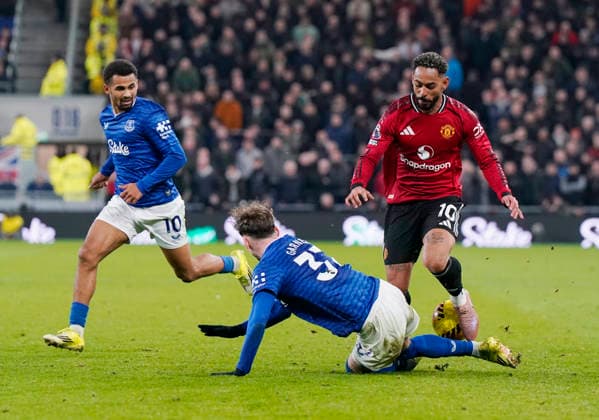Liverpool, England, 23rd February 2026. James Garner of Everton tackles Matheus Cunha of Manchester United, ManU during the Everton vs Manchester United Premier League match at Hill Dickinson Stadium, Liverpool. Picture credit should read: Andrew Yates Sportimage EDITORIAL USE ONLY. No use with unauthorised audio, video, data, fixture lists, club league logos or live services. Online in-match use limited to 120 images, no video emulation. No use in betting, games or single club league player publications. SPI_033_AY_Everton_Man_Utd SPI-4547-0033