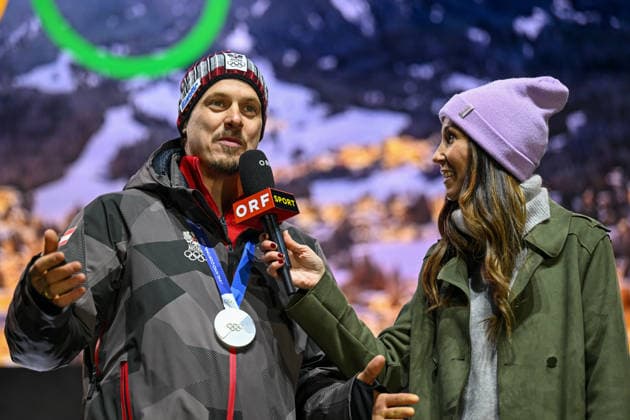 OLYMPICS - Winter Olympic Games, Olympische Spiele, Olympia, OS Milano Cortina 2026 INNSBRUCK,AUSTRIA,23.FEB.26 - OLYMPICS - Winter Olympic Games Milano Cortina 2026, Olympic Team Austria, medal celebration. Image shows Manuel Feller (AUT) and Karina Toth (ORF).  GEPAxpictures xDanielxSchoenherr