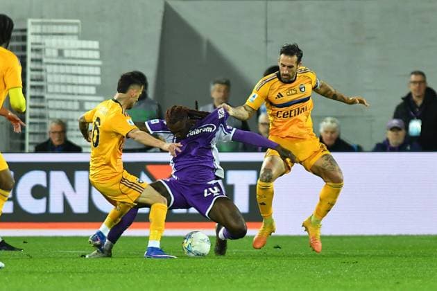 CALCIO - Serie A - ACF Fiorentina vs Pisa SC Foul by Antonio Caracciolo (Pisa) on Bioty Moise Kean (Fiorentina) during ACF Fiorentina vs Pisa SC, Italian soccer Serie A match in Florence, Italy, February 23 2026 Florence Italy  Copyright: xIPAxSport ABACAx
