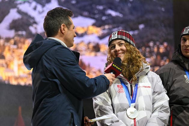 OLYMPICS - Winter Olympic Games, Olympische Spiele, Olympia, OS Milano Cortina 2026 INNSBRUCK,AUSTRIA,23.FEB.26 - OLYMPICS - Winter Olympic Games Milano Cortina 2026, Olympic Team Austria, medal celebration. Image shows Lukas Schweighofer (ORF) and Lisa Schulte (AUT).  GEPAxpictures xDanielxSchoenherr