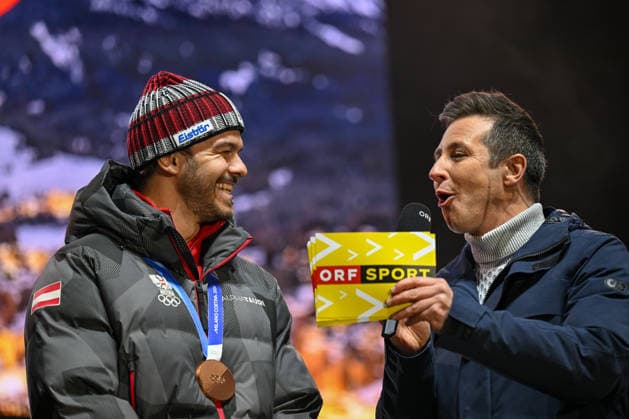 OLYMPICS - Winter Olympic Games, Olympische Spiele, Olympia, OS Milano Cortina 2026 INNSBRUCK,AUSTRIA,23.FEB.26 - OLYMPICS - Winter Olympic Games Milano Cortina 2026, Olympic Team Austria, medal celebration. Image shows Jakob Dusek (AUT) and Lukas Schweighofer (ORF).  GEPAxpictures xDanielxSchoenherr
