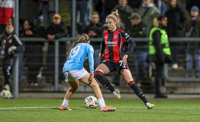 GER, Frankfurt, Eintracht Frankfurt vs SC Freiburg, Google Pixel Bundesliga, Fussball, DFB, Spielzeit 2025 2026, Stadion am Brentanobad, 19. Spieltag im Bild v.l.: Nia Szenk (SC Freiburg Frauen 19), Rebecka Blomqvist (Eintracht Frankfurt Frauen 28) DFB DFL REGULATIONS PROHIBIT ANY USE OF PHOTOGRAPHS AS IMAGE SEQUENCES AND OR QUASI-VIDEO, 23.02.2026 Copyright: HMBxMedia HendrikxHamelau