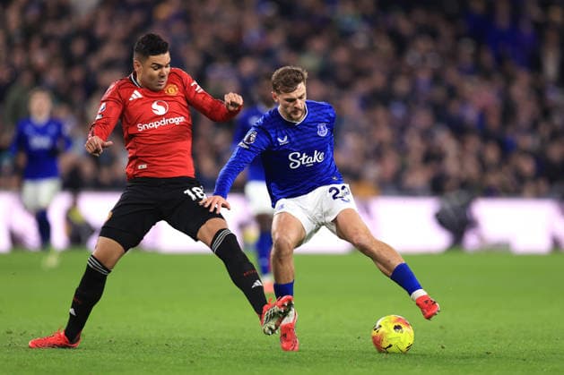 Everton v Manchester United, ManU 23 February 2026 - Premier League - Everton v Manchester United - Casemiro of Manchester United and Kiernan Dewsbury-Hall of Everton- Photo: Simon Stacpoole Offside. Merseyside UK Copyright: xSimonxStacpoolexOffside