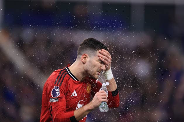 Everton v Manchester United, ManU 23 February 2026 - Premier League - Everton v Manchester United - Diogo Dalot of Manchester United splashes his face with water - Photo: Simon Stacpoole Offside. Merseyside UK Copyright: xSimonxStacpoolexOffside