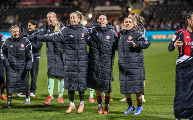 GER, Frankfurt, Eintracht Frankfurt vs SC Freiburg, Google Pixel Bundesliga, Fussball, DFB, Spielzeit 2025 2026, Stadion am Brentanobad, 19. Spieltag im Bild: Eintracht Frankfurt Frauen gewinnen 3:0 nach Toren gegen den SC Freiburg, Freude und Emotionen nach dem Sieg, Nina Lührsen (Eintracht Frankfurt Frauen 11), Geraldine Reuteler (Eintracht Frankfurt Frauen 14), Ereleta Memeti (Eintracht Frankfurt Frauen 27) DFB DFL REGULATIONS PROHIBIT ANY USE OF PHOTOGRAPHS AS IMAGE SEQUENCES AND OR QUASI-VIDEO, 23.02.2026 Copyright: HMBxMedia HendrikxHamelau