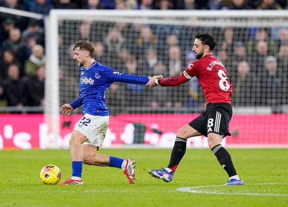 Liverpool, England, 23rd February 2026. Kiernan Dewsbury-Hall of Everton held by Bruno Fernandes of Manchester United, ManU during the Everton vs Manchester United Premier League match at Hill Dickinson Stadium, Liverpool. Picture credit should read: Andrew Yates Sportimage EDITORIAL USE ONLY. No use with unauthorised audio, video, data, fixture lists, club league logos or live services. Online in-match use limited to 120 images, no video emulation. No use in betting, games or single club league player publications. SPI_063_AY_Everton_Man_Utd SPI-4547-0063