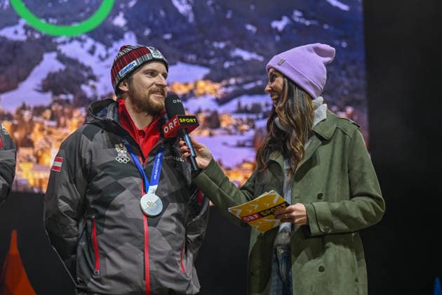 OLYMPICS - Winter Olympic Games, Olympische Spiele, Olympia, OS Milano Cortina 2026 INNSBRUCK,AUSTRIA,23.FEB.26 - OLYMPICS - Winter Olympic Games Milano Cortina 2026, Olympic Team Austria, medal celebration. Image shows Fabio Gstrein (AUT) and Karina Toth (ORF).  GEPAxpictures xDanielxSchoenherr