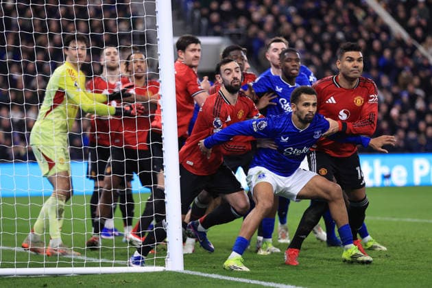 Everton v Manchester United, ManU 23 February 2026 - Premier League - Everton v Manchester United - Iliman Ndiaye of Everton holds back Bruno Fernandes and Casemiro of Manchester United as players jostle at a corner kick- Photo: Simon Stacpoole Offside. Merseyside UK Copyright: xSimonxStacpoolexOffside