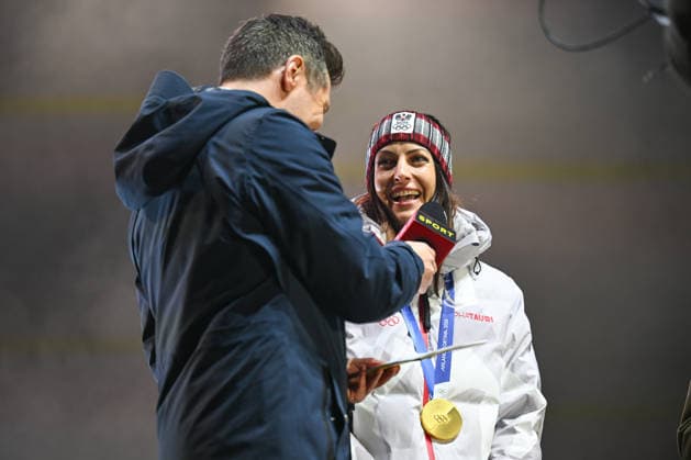 OLYMPICS - Winter Olympic Games, Olympische Spiele, Olympia, OS Milano Cortina 2026 INNSBRUCK,AUSTRIA,23.FEB.26 - OLYMPICS - Winter Olympic Games Milano Cortina 2026, Olympic Team Austria, medal celebration. Image shows Lukas Schweighofer (ORF) and Janine Flock (AUT).  GEPAxpictures xDanielxSchoenherr