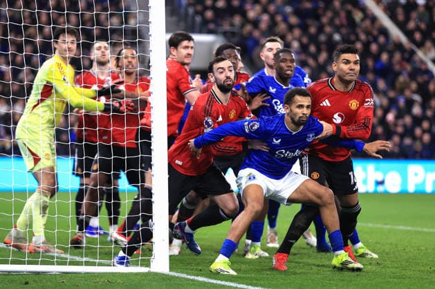 Everton v Manchester United, ManU 23 February 2026 - Premier League - Everton v Manchester United - Iliman Ndiaye of Everton holds back Bruno Fernandes and Casemiro of Manchester United as players jostle at a corner kick- Photo: Simon Stacpoole Offside. Merseyside UK Copyright: xSimonxStacpoolexOffside