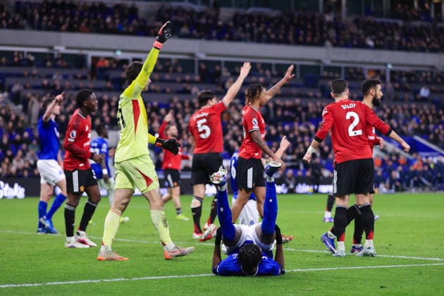 Football - Premier League - Everton v Manchester United, ManU 23rd February 2026 - Premier League - Everton v Manchester United - Tyrique George of Everton takes a tumble as Manchester United players appeal - Photo: Simon Stacpoole Offside. Liverpool UK Copyright: xSimonxStacpoolexOffside