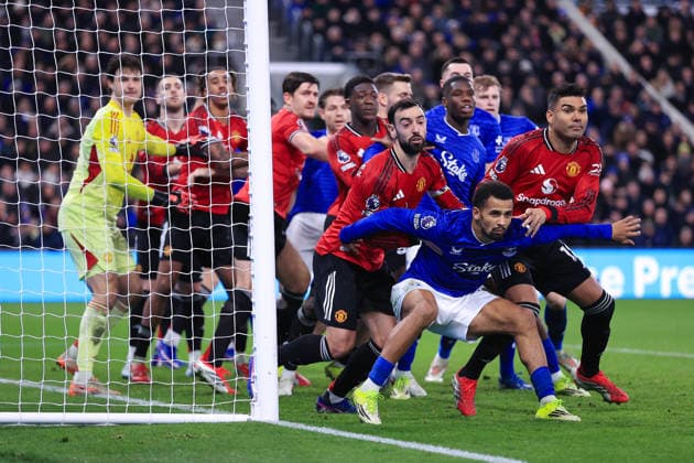 Football - Premier League - Everton v Manchester United, ManU 23rd February 2026 - Premier League - Everton v Manchester United - Iliman Ndiaye of Everton holds back Bruno Fernandes of Manchester United (L) and Casemiro of Manchester United - Photo: Simon Stacpoole Offside. Liverpool UK Copyright: xSimonxStacpoolexOffside