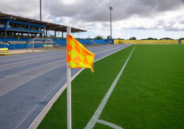 Curacao: Das Stadion Ergilio Hato. - Eine Eckfahne weht im Kunstrasen-Stadion Ergilio Hato in Willemstad. Das Stadion ist mit 15.000 Plätzen die größte Sportstätte Curacaos. Die Karibikinsel qualifizierte sich überraschend für die Teilnahme an der Fußball-WM 2026 in den USA, Kanada und Mexiko. Die Heimspiele der WM-Qualifikation wurden in diesem Kunstrasen-Stadion ausgetragen. Curacao ist am 14. Juni 2026 der erste WM-Gruppengegner der deutschen Nationalmannschaft. Willemstad Curacao *** Curacao The Ergilio Hato stadium A corner flag flies in the Ergilio Hato artificial turf stadium in Willemstad With 15,000 seats, the stadium is Curacaos largest sports venue The Caribbean island surprisingly qualified for participation in the 2026 World Cup in the USA, Canada and Mexico The home games of the World Cup qualifiers were played in this artificial turf stadium Curacao is the first World Cup group opponent of the German national team on June 14, 2026 Willemstad Curacao
