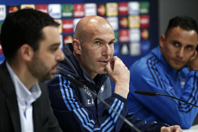 Real Madrid holds press conference, PK, Pressekonferenz in Madrid MADRID, SPAIN - MAY 3: Real Madrid s head coach Zinedine Zidane (C) delivers a speech during a press conference ahead of UEFA Champions League semi-final second leg football match between Real Madrid CF and Manchester City in Madrid, Spain on May 3, 2016. Madrid Spain. Editorial use only. Please get in touch for any other usage.  Copyright: x2025xAnadoluxBurakxAkbulutx