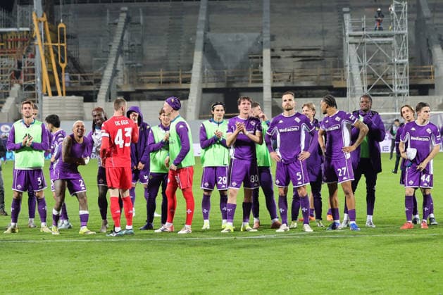 ACF Fiorentina v Pisa SC - Campionato Serie A ACF Fiorentina players greet the curve of its fans after the victory between the Italian Serie A football match between ACF Fiorentina and Pisa SC,on February 23 ,2026 at the Artemio-Franchi stadium in Florence. Firenze FI Italy  Copyright: xAndreaxMartinix originalFilename:martini-acffiore260223_npr9j.jpg