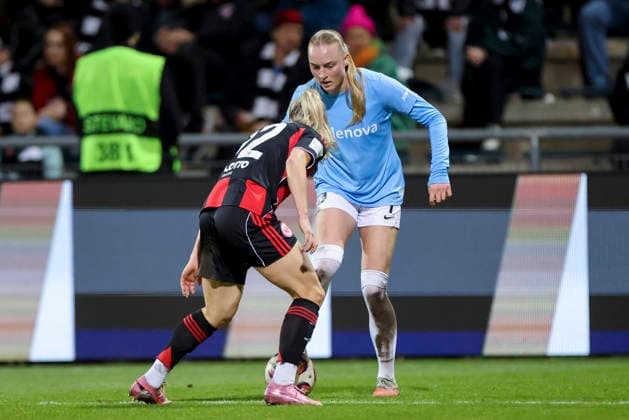 Nadine Riesen (Eintracht Frankfurt) und Tessa Blumenberg (SC Freiburg) kaempfen um den Ball, Google Pixel Frauen-Bundesliga, Eintracht Frankfurt v SC Freiburg, Stadion am Brentanobad am 23. February 2026 in Frankfurt, Deutschland. (Foto von Marco Steinbrenner DeFodi Images) Nadine Riesen (Eintracht Frankfurt) und Tessa Blumenberg (SC Freiburg) battle for the ball, Google Pixel Frauen-Bundesliga, Eintracht Frankfurt v SC Freiburg, Stadion am Brentanobad, February 23, 2026 in Frankfurt, Germany. (Photo by Marco Steinbrenner DeFodi Images) DFB DFL REGULATIONS PROHIBIT ANY USE OF PHOTOGRAPHS AS IMAGE SEQUENCES AND OR QUASI-VIDEO. -