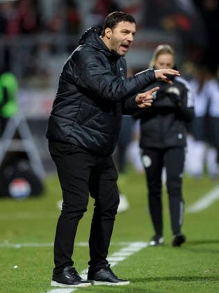 Trainer Edmond Kapllani (SC Freiburg) gestikuliert, Google Pixel Frauen-Bundesliga, Eintracht Frankfurt v SC Freiburg, Stadion am Brentanobad am 23. February 2026 in Frankfurt, Deutschland. (Foto von Marco Steinbrenner DeFodi Images) Trainer Edmond Kapllani (SC Freiburg) gestures, Google Pixel Frauen-Bundesliga, Eintracht Frankfurt v SC Freiburg, Stadion am Brentanobad, February 23, 2026 in Frankfurt, Germany. (Photo by Marco Steinbrenner DeFodi Images) DFB DFL REGULATIONS PROHIBIT ANY USE OF PHOTOGRAPHS AS IMAGE SEQUENCES AND OR QUASI-VIDEO. -