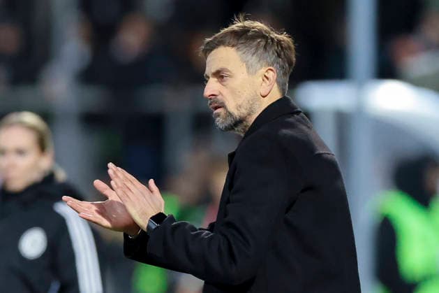 Trainer Niko Arnautis (Eintracht Frankfurt) jubelt, Google Pixel Frauen-Bundesliga, Eintracht Frankfurt v SC Freiburg, Stadion am Brentanobad am 23. February 2026 in Frankfurt, Deutschland. (Foto von Marco Steinbrenner DeFodi Images) Trainer Niko Arnautis (Eintracht Frankfurt) cheers, Google Pixel Frauen-Bundesliga, Eintracht Frankfurt v SC Freiburg, Stadion am Brentanobad, February 23, 2026 in Frankfurt, Germany. (Photo by Marco Steinbrenner DeFodi Images) DFB DFL REGULATIONS PROHIBIT ANY USE OF PHOTOGRAPHS AS IMAGE SEQUENCES AND OR QUASI-VIDEO. -