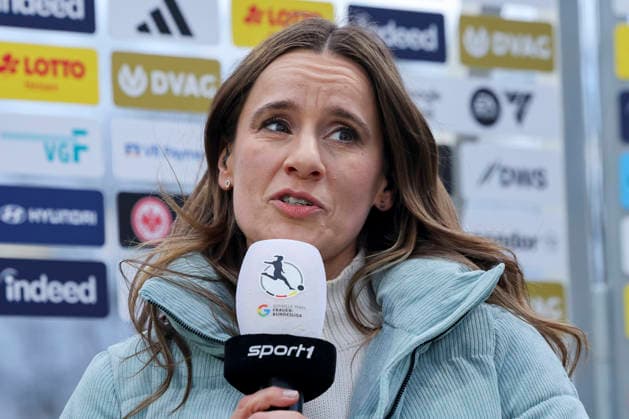Moderatorin Christina Rann (Sport1) schaut, Google Pixel Frauen-Bundesliga, Eintracht Frankfurt v SC Freiburg, Stadion am Brentanobad am 23. February 2026 in Frankfurt, Deutschland. (Foto von Marco Steinbrenner DeFodi Images) Moderatorin Christina Rann (Sport1) looks on, Google Pixel Frauen-Bundesliga, Eintracht Frankfurt v SC Freiburg, Stadion am Brentanobad, February 23, 2026 in Frankfurt, Germany. (Photo by Marco Steinbrenner DeFodi Images) DFB DFL REGULATIONS PROHIBIT ANY USE OF PHOTOGRAPHS AS IMAGE SEQUENCES AND OR QUASI-VIDEO. -