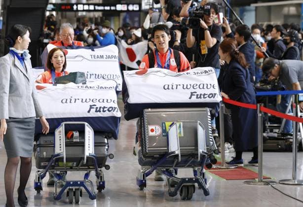 Figure skating, Eiskunstlauf Miura and Kihara Japanese figure skaters Riku Miura (L) and Ryuichi Kihara arrive at Narita airport in Chiba Prefecture, near Tokyo, on Feb. 24, 2026, after winning gold in the pairs event at the Milan Cortina Olympics.  A14AA0005320574P