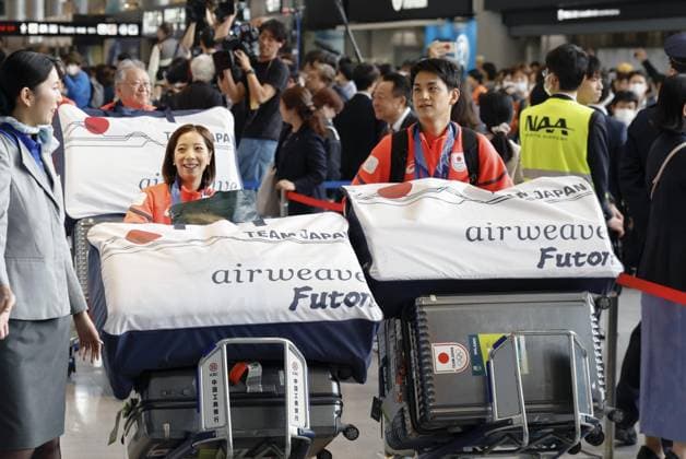Figure skating, Eiskunstlauf Miura and Kihara Japanese figure skaters Riku Miura (L) and Ryuichi Kihara arrive at Narita airport in Chiba Prefecture, near Tokyo, on Feb. 24, 2026, after winning gold in the pairs event at the Milan Cortina Olympics.  A14AA0005320575P