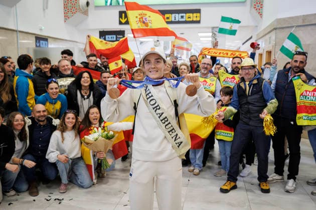 Granada recibe a la medallista en los Juegos Olímpicos de Invierno 2026, Ana Alonso La esquiadora granadina, Ana Alonso a su llegada a Granada, tras ganar el bronce en la prueba de sprint de esquí de montana de los Juegos Olímpicos de Milan-Cortina 2026. A 24 de febrero de 2026, en Granada (Andalucía, Espana). La esquiadora de Monachil, Ana Alonso, ha conquistado la medalla de bronce en la prueba de sprint de esquí de montana en los Juegos Olímpicos de Invierno de Milán-Cortina 2026. Es la primera medalla para Espana en la cita italiana, sumando este bronce la sexta medalla olímpica invernal al medallero histórico de Espana, que vuelve a aumentar con el oro conseguido por Cardona en la misma cita. 24 FEBRERO 2026 Álex Cá Granada (Andalucia, Espana) Granada (Andalucia, Espana) Espana *** Granada receives the medalist in the Olympic Winter Games 2026, Ana Alonso The skier from Granada, Ana Alonso on her arrival in Granada, after winning bronze in the sprint ski mountaineering event at the Olympic Games of Milan Cortina 2026 On February 24, 2026, in Granada Andalusia, Spain The skier from Monachil, Ana Alonso, has won the bronze medal in the sprint ski mountaineering event at the Olympic Winter Games in Milan Cortina 2026 It is the first medal for Spain in the Italian event, adding this bronze the sixth Olympic winter medal to the historical medal list of Spain, which increases again with the gold medal won by Cardona in the same event 24 FEBRUARY 2026 Álex Cálex Granada Granada Andalucia, Espana Granada Andalucia, Espana Spain  Copyright: xÃlexxCamarax 7317237
