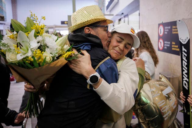 Granada recibe a la medallista en los Juegos Olímpicos de Invierno 2026, Ana Alonso Familiares y amigos de la esquiadora granadina, Ana Alonso, la reciben a su llegada a Granada, tras ganar el bronce en la prueba de sprint de esquí de montana de los Juegos Olímpicos de Milan-Cortina 2026. A 24 de febrero de 2026, en Granada (Andalucía, Espana). La esquiadora de Monachil, Ana Alonso, ha conquistado la medalla de bronce en la prueba de sprint de esquí de montana en los Juegos Olímpicos de Invierno de Milán-Cortina 2026. Es la primera medalla para Espana en la cita italiana, sumando este bronce la sexta medalla olímpica invernal al medallero histórico de Espana, que vuelve a aumentar con el oro conseguido por Cardona en la misma cita. 24 FEBRERO 2026 Álex Cá Granada (Andalucia, Espana) Granada (Andalucia, Espana) Espana *** Granada receives the medalist in the Olympic Winter Games 2026, Ana Alonso Family and friends of the skier from Granada, Ana Alonso, receive her on her arrival in Granada, after winning bronze in the sprint ski mountaineering event at the Olympic Games of Milan Cortina 2026 On February 24, 2026, in Granada Andalusia, Spain The skier from Monachil, Ana Alonso, has won the bronze medal in the sprint ski mountaineering event at the Olympic Winter Games in Milan Cortina 2026 It is the first medal for Spain in the Italian event, adding this bronze the sixth Olympic winter medal to the historical medal list of Spain, which increases again with the gold medal won by Cardona in the same event 24 FEBRUARY 2026 Álex Cálex Granada Granada Andalucia, Espana Granada Andalucia, Espana Spain  Copyright: xÃlexxCamarax 7317246