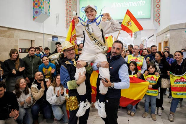 Granada recibe a la medallista en los Juegos Olímpicos de Invierno 2026, Ana Alonso Familiares y amigos de la esquiadora granadina, Ana Alonso, la reciben a su llegada a Granada, tras ganar el bronce en la prueba de sprint de esquí de montana de los Juegos Olímpicos de Milan-Cortina 2026. A 24 de febrero de 2026, en Granada (Andalucía, Espana). La esquiadora de Monachil, Ana Alonso, ha conquistado la medalla de bronce en la prueba de sprint de esquí de montana en los Juegos Olímpicos de Invierno de Milán-Cortina 2026. Es la primera medalla para Espana en la cita italiana, sumando este bronce la sexta medalla olímpica invernal al medallero histórico de Espana, que vuelve a aumentar con el oro conseguido por Cardona en la misma cita. 24 FEBRERO 2026 Álex Cá Granada (Andalucia, Espana) Granada (Andalucia, Espana) Espana *** Granada receives the medalist in the Olympic Winter Games 2026, Ana Alonso Family and friends of the skier from Granada, Ana Alonso, receive her on her arrival in Granada, after winning bronze in the sprint ski mountaineering event at the Olympic Games of Milan Cortina 2026 On February 24, 2026, in Granada Andalusia, Spain The skier from Monachil, Ana Alonso, has won the bronze medal in the sprint ski mountaineering event at the Olympic Winter Games in Milan Cortina 2026 It is the first medal for Spain in the Italian event, adding this bronze the sixth Olympic winter medal to the historical medal list of Spain, which increases again with the gold medal won by Cardona in the same event 24 FEBRUARY 2026 Álex Cálex Granada Granada Andalucia, Espana Granada Andalucia, Espana Spain  Copyright: xÃ?lexxCamarax 7317248