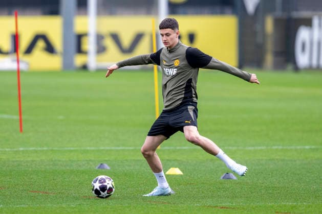 24.02.2026: Fußball: Training von Borussia Dortmund auf dem Trainingsgelände in Brackel vor dem Rückspiel in den Play Offs der Champions League bei Atalanta Bergamo. Luca Reggiani (Borussia Dortmund) läuft mit dem Ball am Fuß. Copyright: xDavidxInderliedx