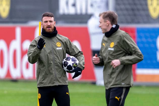 24.02.2026: Fußball: Training von Borussia Dortmund auf dem Trainingsgelände in Brackel vor dem Rückspiel in den Play Offs der Champions League bei Atalanta Bergamo. Salih Özcan (Borussia Dortmund) hält den Ball in der Hand und spricht mit Maximilian Beier (Borussia Dortmund). Copyright: xDavidxInderliedx