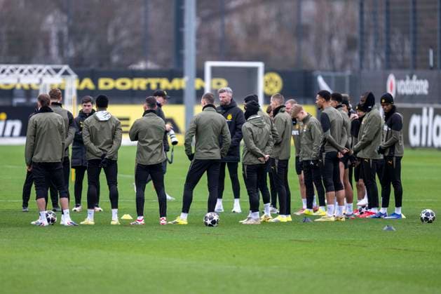 24.02.2026: Fußball: Training von Borussia Dortmund auf dem Trainingsgelände in Brackel vor dem Rückspiel in den Play Offs der Champions League bei Atalanta Bergamo. Die Spieler bilden einen Kreis. Copyright: xDavidxInderliedx